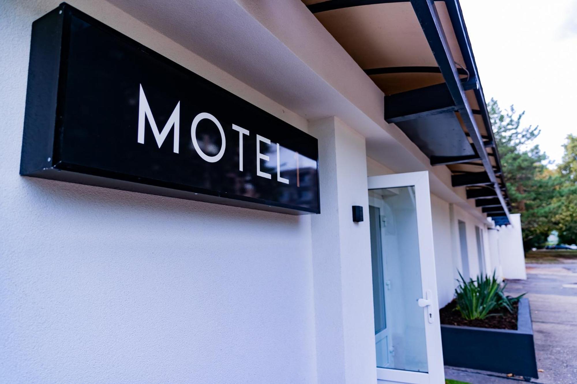 Motel1- A Megfizetheto Luxus! Dunaujvaros Exterior photo